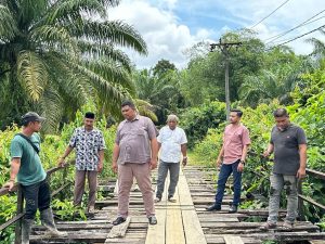 Setelah Mendapatkan Laporan Masyarakat, Anggota DPRA Dapil 6 Aceh Timur ini Kunjungi Jembatan Rusak