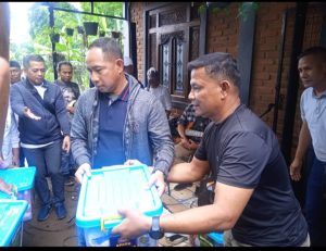 Panglima TNI Bagikan 300 Paket Sembako Untuk Pesantren dan Masyarakat