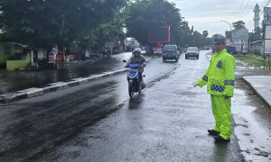 Personel Sat Lantas Polres Takalar, Hujan Tidak Menyurutkan Lakukan Pengaturan Jalan | NEWS TV Indonesia