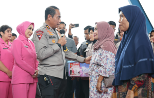 Kapolda Sulsel Bagikan Ribuan Paket Sembako Ke Masyarakat Kurang Mampu Di Sinjai | NEWS TV Indonesia