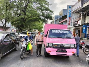 Kapolsek Bontoala, Turun Langsung Mengurainya Kemacetan | NEWS TV Indonesia Kapolsek Bontoala, Turun Langsung Mengurainya Kemacetan | NEWS TV Indonesia
