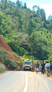 Terjadi tanah longsor di jl.poros desa bonglo,kec.Bastem utara akibat tingginya curah hujan