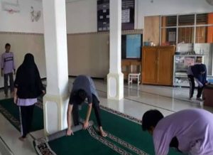 Tim Koalisi Tiga Relawan  Prabowo-Gibran Melakukan Aksi Nyata Dengan Menggelar Bersih-bersih Rumah Ibadah, Melakukan Pemeriksaan Kesehatan Mata | NEWS TV Indonesia