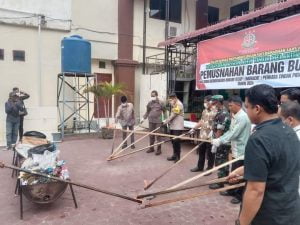 Pj Bupati Aceh Timur Ikut Musnahkan barang bukti di Kejari Aceh Timur 