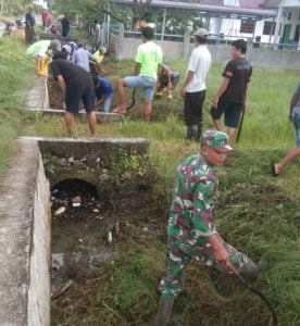 Babinsa Koramil 1427-03/Baras Memotivasi Warga Menjaga Lingkungan Sehat