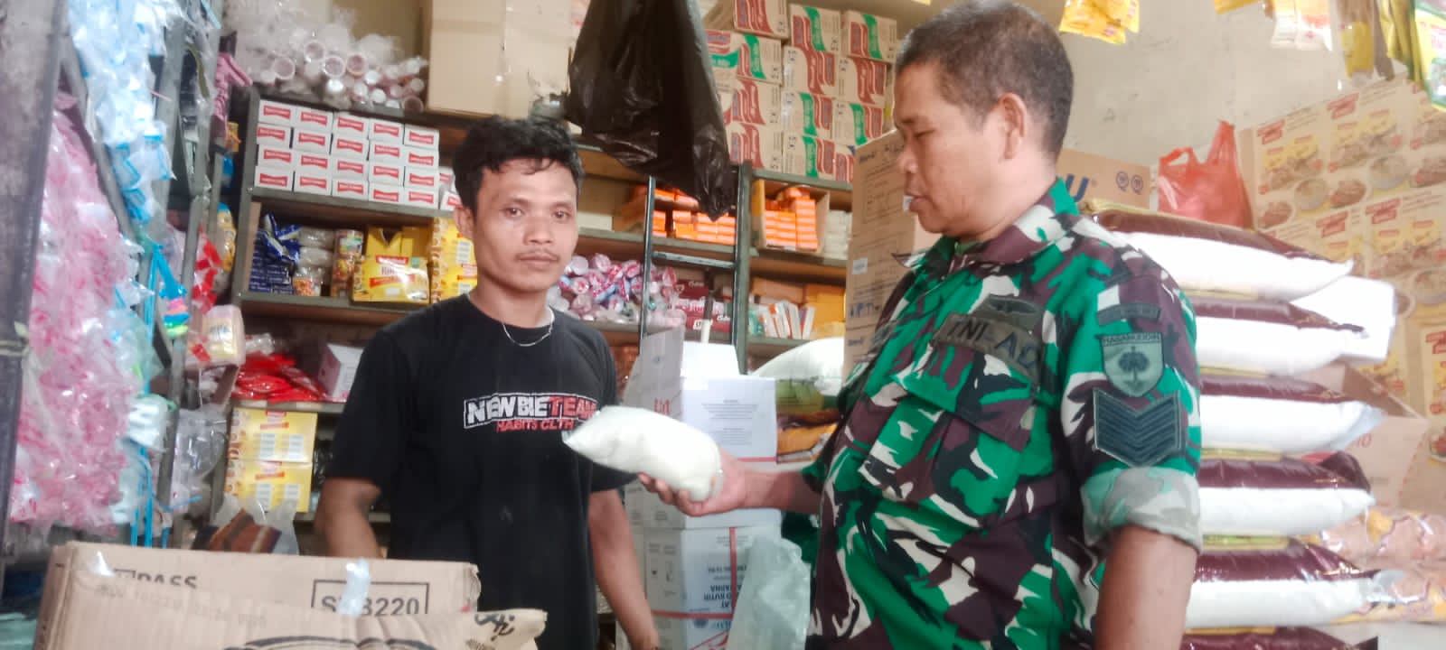 Menjaga Stabilitas Pasar, Babinsa Koramil 10/Pnk Monitoring Harga Sembako di Pasar Tradisional menjelang bulan puasa | NEWS TV Indonesia