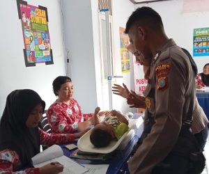 Klinik Polres Touna Bersama Bhayangkari, Memberikan Pelayanan Posyandu