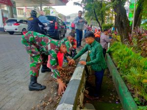 Koramil 04/Bontoala Laksanakan Karya Bhakti pembersihan selokang