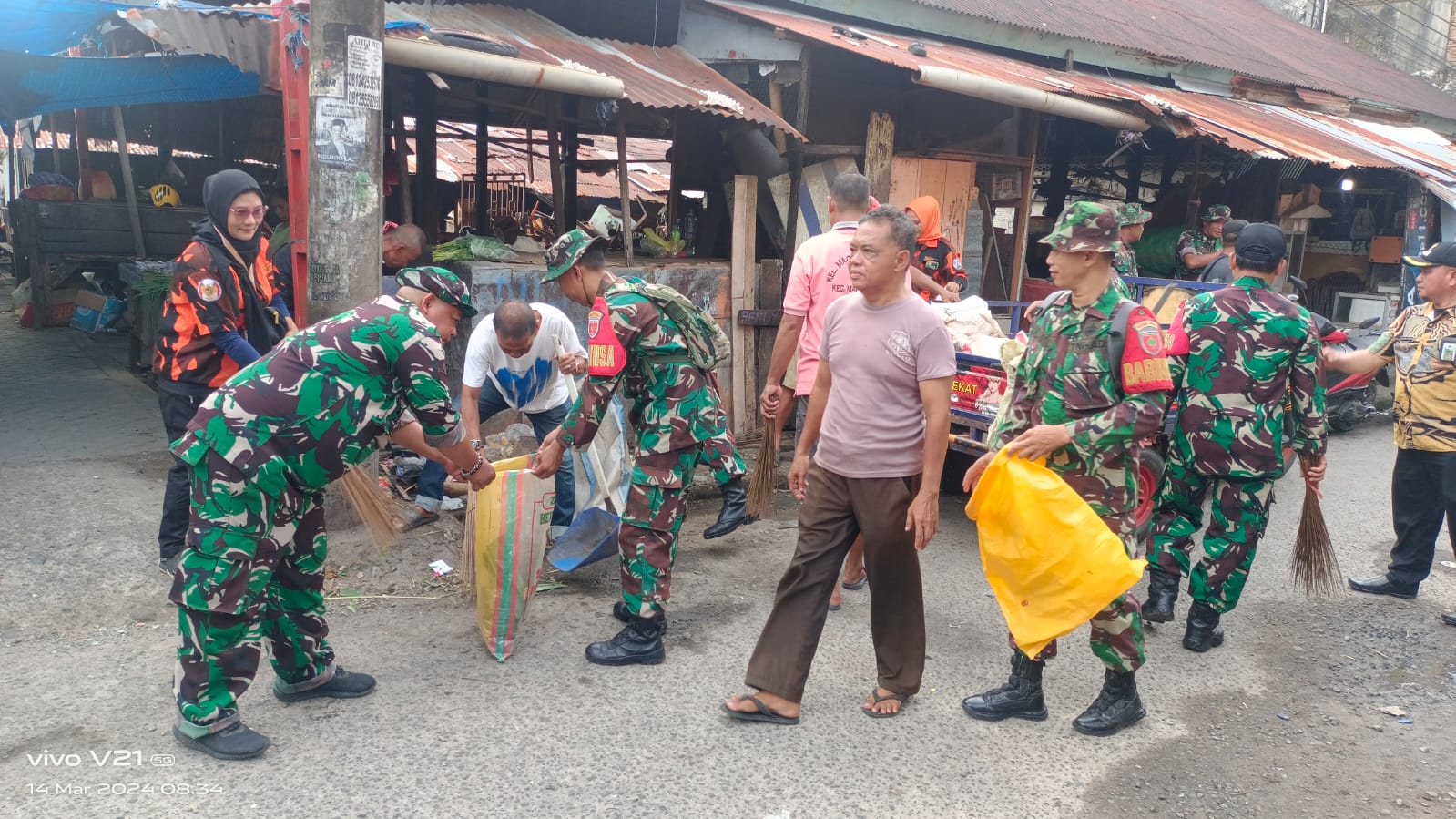 Cegah banjir dan penyakit DBD, Koramil 1408-08/Makassar bersama warga bersihkan pasar kerung-Kerung | NEWS TV Indonesia
