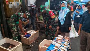 Patut di Apresiasi,”Koramil 1408-01/Ujung Tanah Berkalaborasi Dengan RW/RT Dan Warga Melaksanakan Giat Karya Bakti di Pasar Cidu