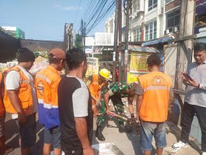 Koramil 1408-04/Bontoala Edukasi warga, “Pentingnya menjaga kebersihan lingkungan” dengan memberikan contoh nyata