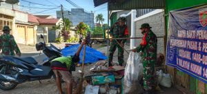 Edukasi warga pentingnya kebersihan lingkungan, Koramil 1408-08/Makassar bersihkan pasar Maricayya | NEWS TV Indonesia