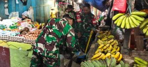 Edukasi warga pentingnya kebersihan lingkungan, Koramil 1408-08/Makassar bersihkan pasar Maricayya