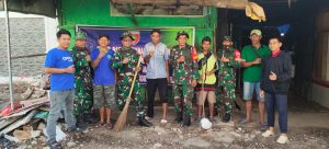 Edukasi warga pentingnya kebersihan lingkungan, Koramil 1408-08/Makassar bersihkan pasar Maricayya | NEWS TV Indonesia