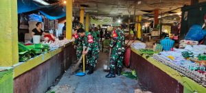 Edukasi warga pentingnya kebersihan lingkungan, Koramil 1408-08/Makassar bersihkan pasar Maricayya | NEWS TV Indonesia