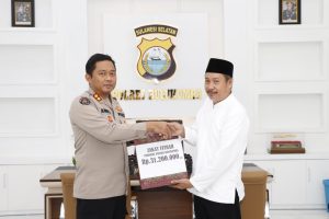 Polres Bulukumba Serahkan Zakat Fitra Ke Baznas Bulukumba