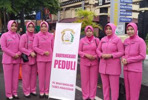HATI - HATI DEPAN KANTOR POLISI, PENGENDARA DAN PEJALAN KAKI DI HENTIKAN !!! 
