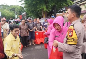 HATI - HATI DEPAN KANTOR POLISI, PENGENDARA DAN PEJALAN KAKI DI HENTIKAN !!! 
