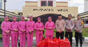 HATI – HATI DEPAN KANTOR POLISI, PENGENDARA DAN PEJALAN KAKI DI HENTIKAN !!! ” SABAR…” (KAPOLSEK MAMAJANG)