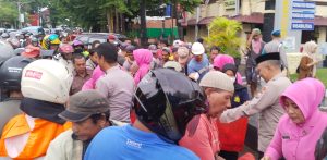 HATI - HATI DEPAN KANTOR POLISI, PENGENDARA DAN PEJALAN KAKI DI HENTIKAN !!! 