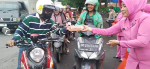 HATI - HATI DEPAN KANTOR POLISI, PENGENDARA DAN PEJALAN KAKI DI HENTIKAN !!! 