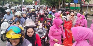 HATI - HATI DEPAN KANTOR POLISI, PENGENDARA DAN PEJALAN KAKI DI HENTIKAN !!! 