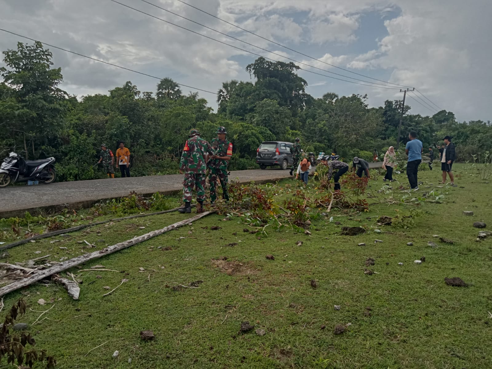 Bersama Warga, Koramil 1426-05/Marbo Kerja Bakti Bersih Rumput Liar Di Pinggir Jalan Poros | NEWS TV Indonesia