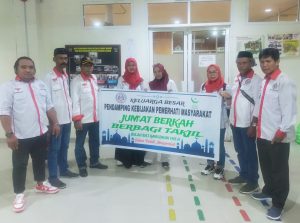 Keluarga Besar Pendamping Kebijakan Pemerhati Masyarakat Menyalurkan Jum’at Berkah Dan Berbagi Takjil Di Rsud.Haji Makassar