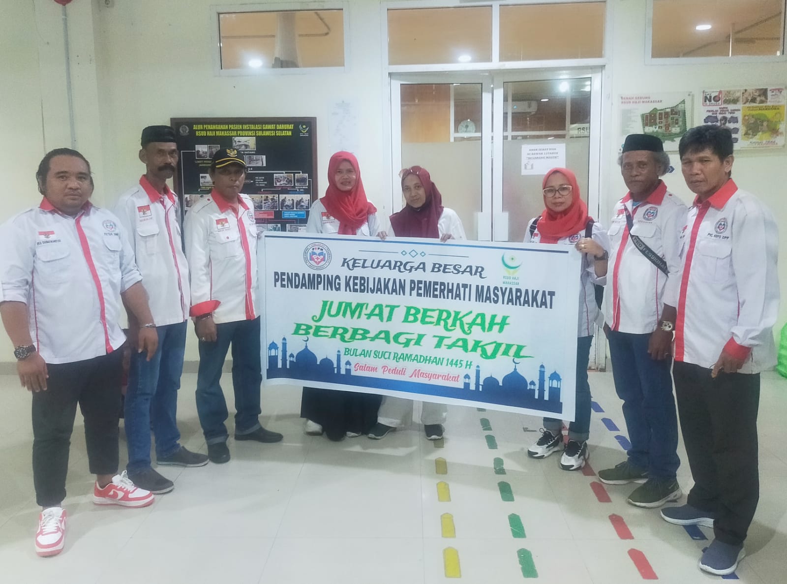 Keluarga Besar Pendamping Kebijakan Pemerhati Masyarakat Menyalurkan Jum'at Berkah Dan Berbagi Takjil Di Rsud.Haji Makassar | NEWS TV Indonesia