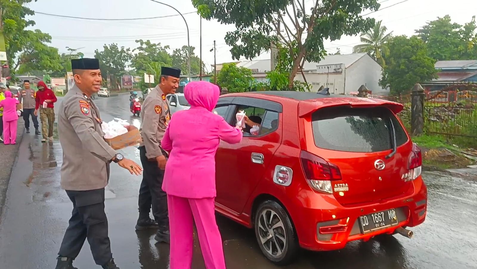 Raih Keberkahan Bulan Suci Ramadhan, Polsek Polut Bersama Bhayangkari Bagi-bagi Takjil | NEWS TV Indonesia