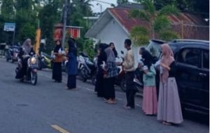 RELAWAN PRABOWO GIBRAN REPRO, 08 APIK DAN SRIKANDI BERBAGAI TA'JIL KEPADA PENGGUNA JALAN DIKOTA MAKASSAR | NEWS TV Indonesia RELAWAN PRABOWO GIBRAN REPRO, 08 APIK DAN SRIKANDI BERBAGAI TA'JIL KEPADA PENGGUNA JALAN DIKOTA MAKASSAR | NEWS TV Indonesia