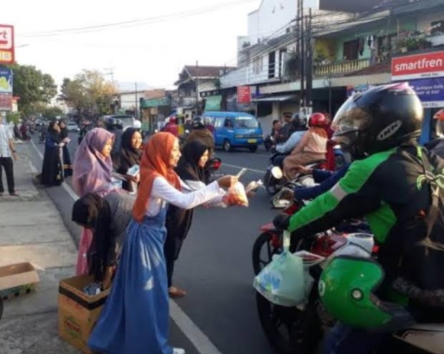 RELAWAN PRABOWO GIBRAN REPRO, 08 APIK DAN SRIKANDI BERBAGAI TA'JIL KEPADA PENGGUNA JALAN DIKOTA MAKASSAR | NEWS TV Indonesia