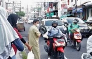 RELAWAN PRABOWO GIBRAN REPRO, 08 APIK DAN SRIKANDI BERBAGAI TA'JIL KEPADA PENGGUNA JALAN DIKOTA MAKASSAR | NEWS TV Indonesia RELAWAN PRABOWO GIBRAN REPRO, 08 APIK DAN SRIKANDI BERBAGAI TA'JIL KEPADA PENGGUNA JALAN DIKOTA MAKASSAR | NEWS TV Indonesia