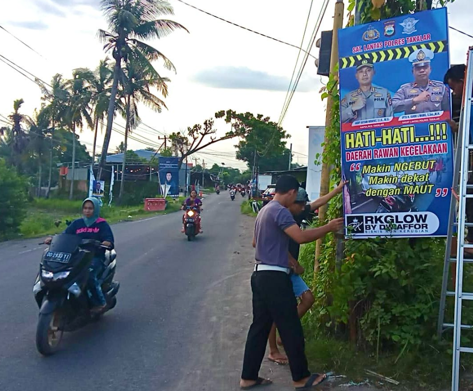 Tekan Angka Kecelakaan, Satlantas Polres Takalar Pasang Papan Himbauan Di Titik Rawan Kecelakaan | NEWS TV Indonesia
