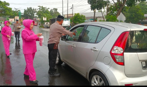 Polsek Polut Bersama Bhayangkari Bagi-Bagi Takjil, Raih Keberkahan Di Bulan Suci Ramadhan | NEWS TV Indonesia Polsek Polut Bersama Bhayangkari Bagi-Bagi Takjil, Raih Keberkahan Di Bulan Suci Ramadhan | NEWS TV Indonesia