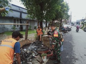 Melihat Selokan tersumbat, seluruh anggota Koramil 1408-04/Bontoala bergerak angkat sampah yang menumpuk di selokan | NEWS TV Indonesia Melihat Selokan tersumbat, seluruh anggota Koramil 1408-04/Bontoala bergerak angkat sampah yang menumpuk di selokan | NEWS TV Indonesia