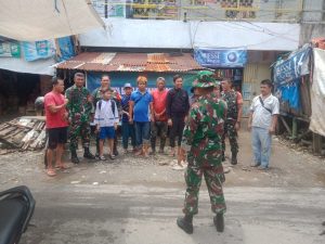 Melihat Selokan tersumbat, seluruh anggota Koramil 1408-04/Bontoala bergerak angkat sampah yang menumpuk di selokan