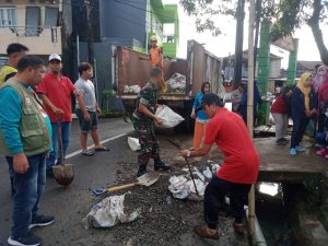 Melihat Selokan tersumbat, seluruh anggota Koramil 1408-04/Bontoala bergerak angkat sampah yang menumpuk di selokan | NEWS TV Indonesia Melihat Selokan tersumbat, seluruh anggota Koramil 1408-04/Bontoala bergerak angkat sampah yang menumpuk di selokan | NEWS TV Indonesia