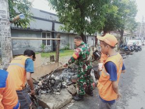 Melihat Selokan tersumbat, seluruh anggota Koramil 1408-04/Bontoala bergerak angkat sampah yang menumpuk di selokan | NEWS TV Indonesia Melihat Selokan tersumbat, seluruh anggota Koramil 1408-04/Bontoala bergerak angkat sampah yang menumpuk di selokan | NEWS TV Indonesia