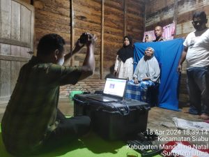 Dukcapil Madina Kunjungi Nenek 82 Tahun Untuk Perekaman KTP