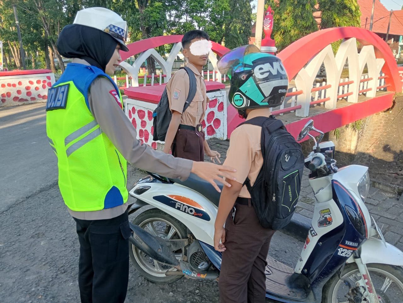Personel Satlantas Polres Takalar Berikan Teguran Humanis kepada Pelajar yang Tidak Menggunakan Helm | NEWS TV Indonesia