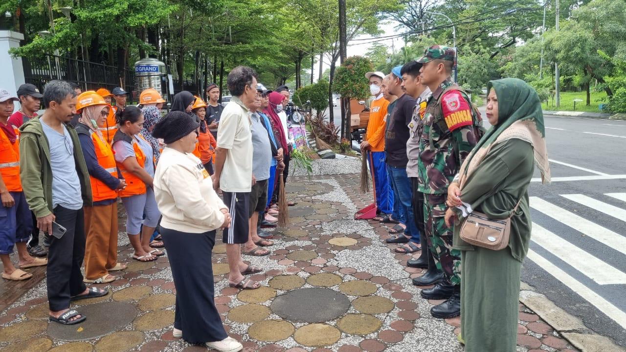 Koramil 07/Ujung Pandang Laksanakan Karya Bhakti pembersihan Pasar | NEWS TV Indonesia