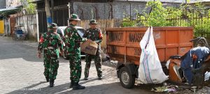 Antisipasi Banjir Akibat Tersumbatnya Saluran Air, Babinsa Koramil 1408-08/Makassar Karbak Bersihkan Selokan dengan Masyarakat dan Kelurahan