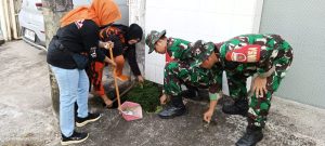 Antisipasi Banjir Akibat Tersumbatnya Saluran Air, Babinsa Koramil 1408-08/Makassar Karbak Bersihkan Selokan dengan Masyarakat dan Kelurahan