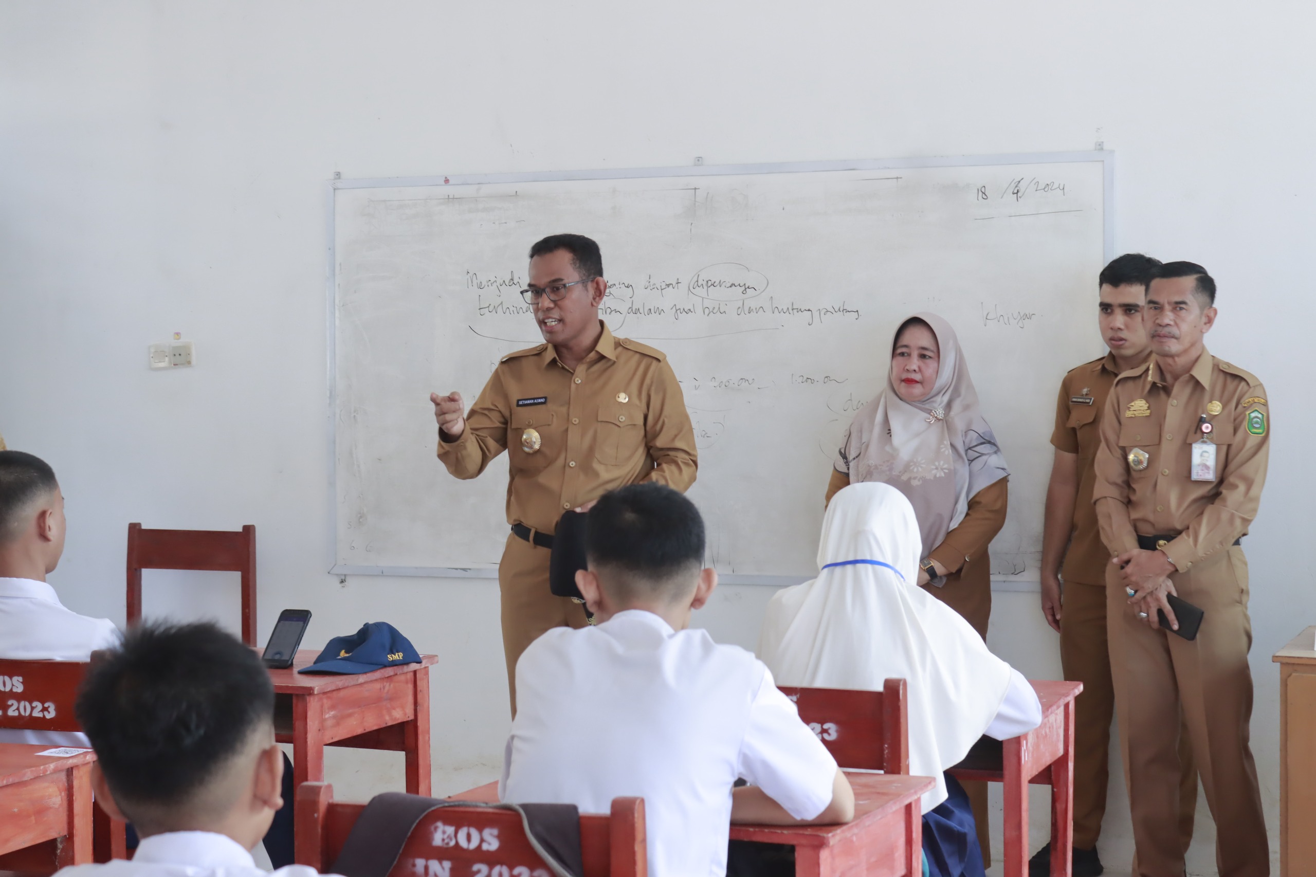 Pj. Bupati Takalar Pantau Ujian Sekolah di SMP Negeri 1 Takalar | NEWS TV Indonesia