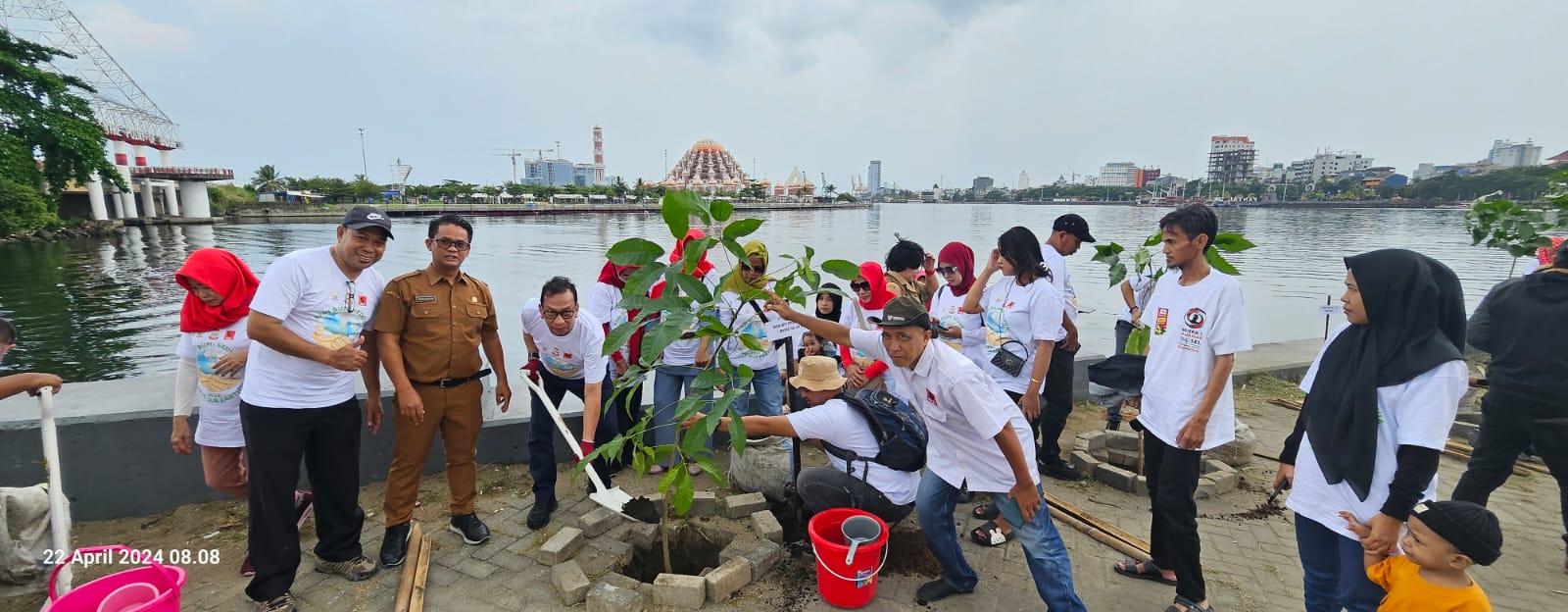 Projo Sulsel, Gelar Hari Bumi Dengan Aksi Tanam Pohon Di Center Point Of Indonesia | NEWS TV Indonesia