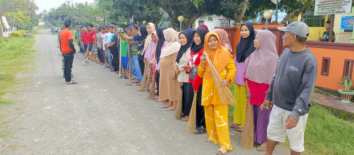 Personel Koramil 1426-06/Mapsu Bersama Masyarakat Kerja Bakti Bersihkan Bahu Jalan | NEWS TV Indonesia