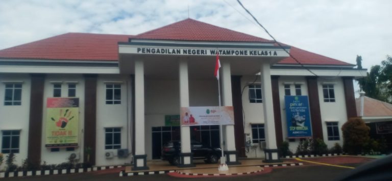 Sidang Kasus Pemalsuan Surat Dan Penggelapan Sertifikat Prona, Yang Di Duga Dilakukan Sekdes NR Nagauleng Digelar Di Pengadilan Negeri Bone