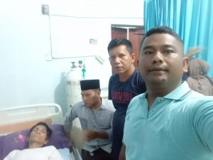Pengurus PWRI Madina Besuk Ketua HIPSI Yang Sedang Terbaring Sakit