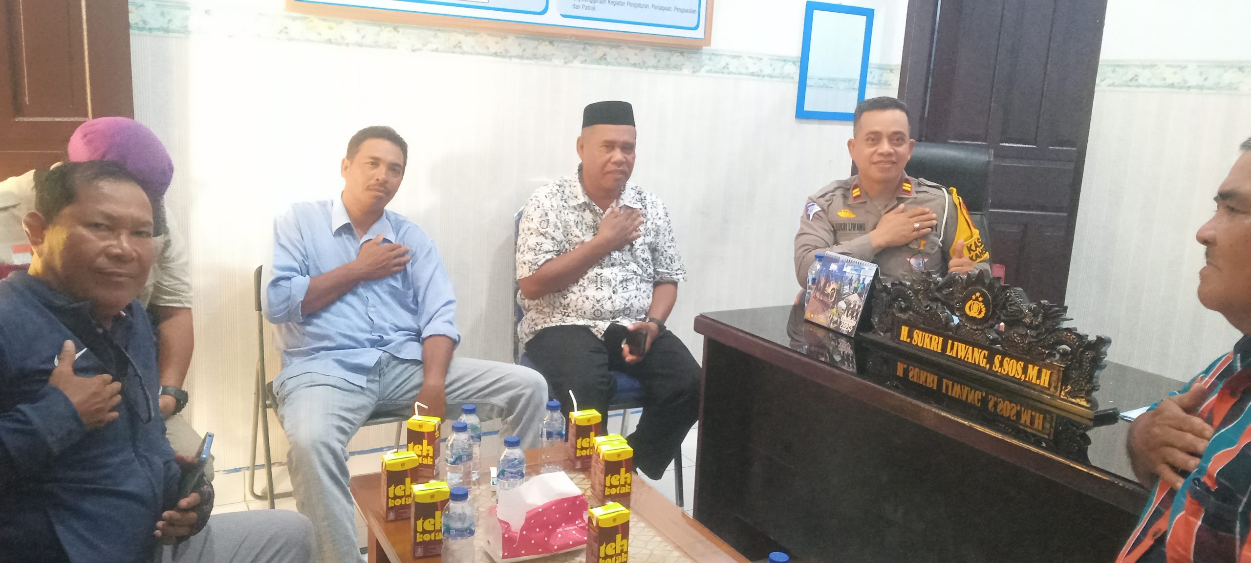 Kasat lantas Polres Takalar melayani rekan wartawan bersilaturahmi diruanganganya | NEWS TV Indonesia